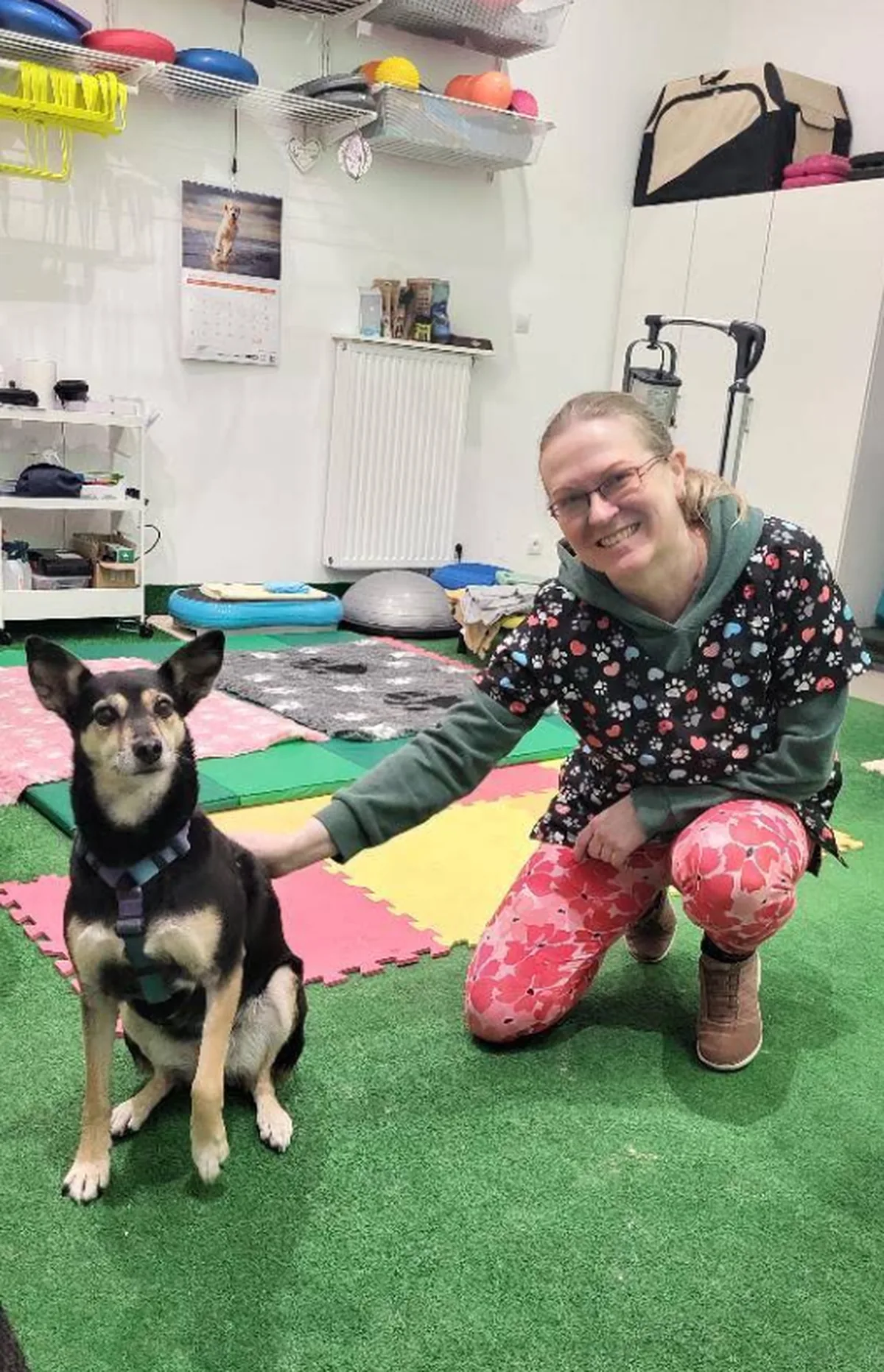 Kasia, fizjoterapeutka zwierząt, z psem podczas sesji w gabinecie REDEO